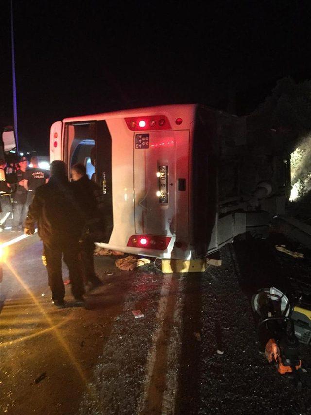 Kocaeli'de öğrencileri taşıyan midibüs devrildi: 1 ölü, 18 yaralı