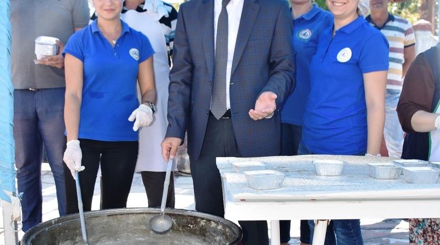 Başkan Kale 2 bin kişiye aşure ikram etti.