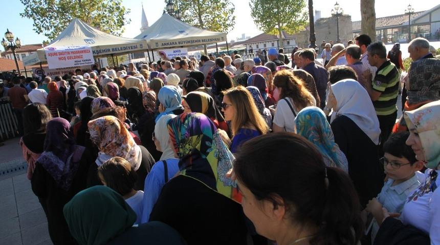 Ankaralılar 5 bin kişilik aşure dağıttı