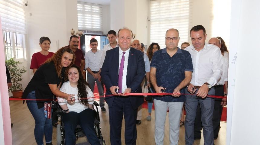 Ayaklarıyla resim yapan Rabia 8. sergisini a&ccedil;tı