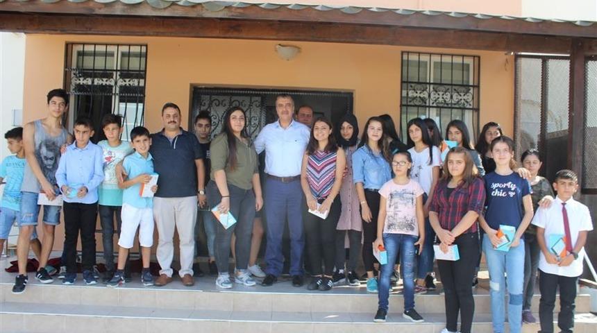 Başarılı &ouml;ğrenciler &ouml;d&uuml;llendirildi