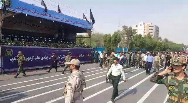 İran'da askeri geçit törenine silahlı saldırı