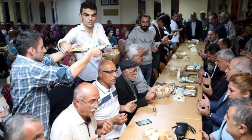 Başkan Karaosmanoğlu, &Ccedil;ayırova Abdal Musa Cem Evi&rsquo;nde, Muharrem ayı orucu a&ccedil;tı