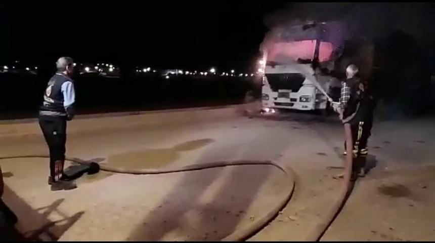 Park halindeki kamyon alev alev yandı