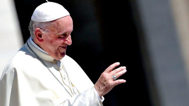 Papa Francesco, LBGT bireylere karşı seleflerinden daha ılımlı bir din kullanıyor.