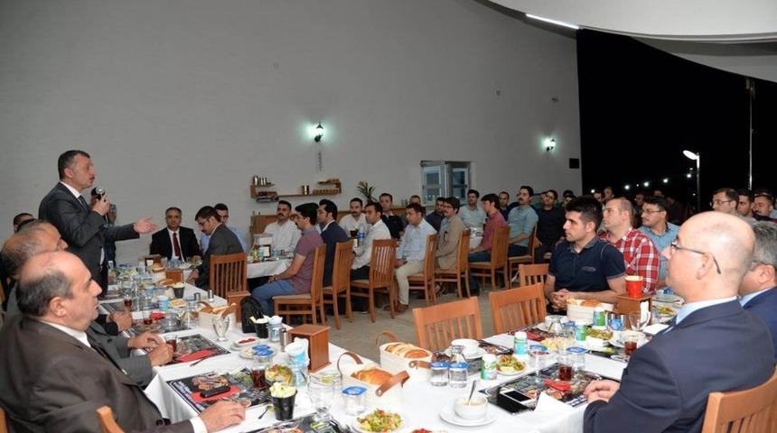 Vali B&uuml;y&uuml;kakın deneyimlerini kaymakam adayları ile paylaştı