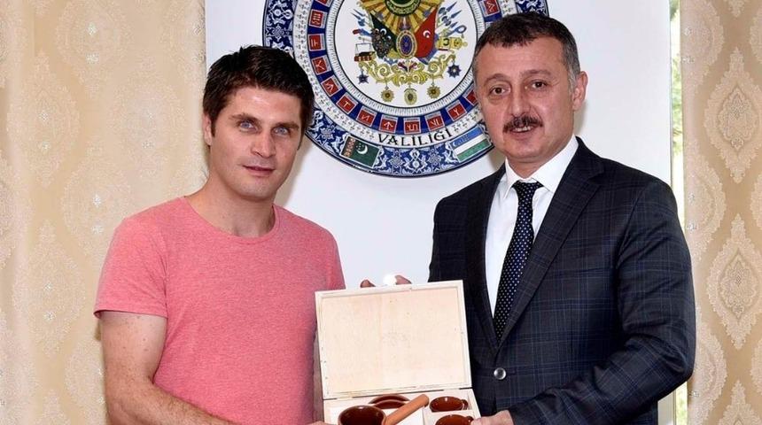 Vali B&uuml;y&uuml;kakın, birincileri &ouml;d&uuml;llendirdi