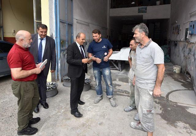 Esnaf ve sanatkârlara karanfil ve Ahilik Nasihati dağıtıldı