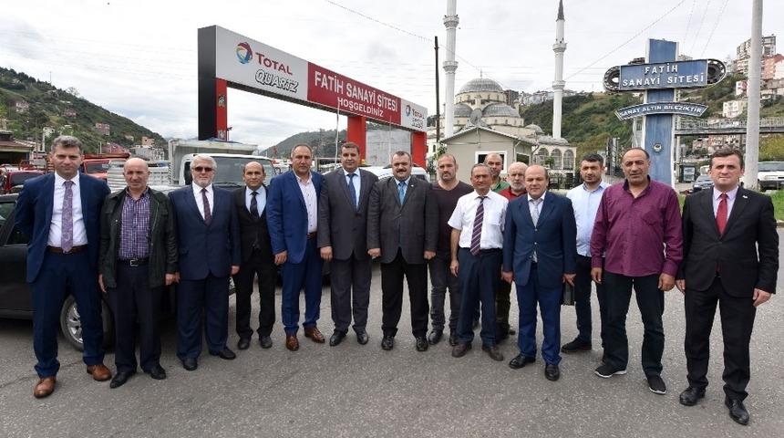 Esnaf ve sanatk&acirc;rlara karanfil ve Ahilik Nasihati dağıtıldı