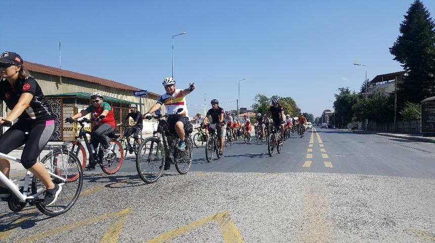 D&uuml;zce Otomobilsiz Kent G&uuml;n&uuml;nde pedal &ccedil;evirdiler