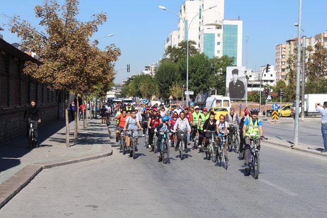 Çevre bilinci oluşturmak için pedalladılar