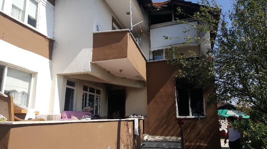 D&uuml;zce&rsquo;de &ccedil;ıkan yangında evin bir odası kullanılmaz hale geldi