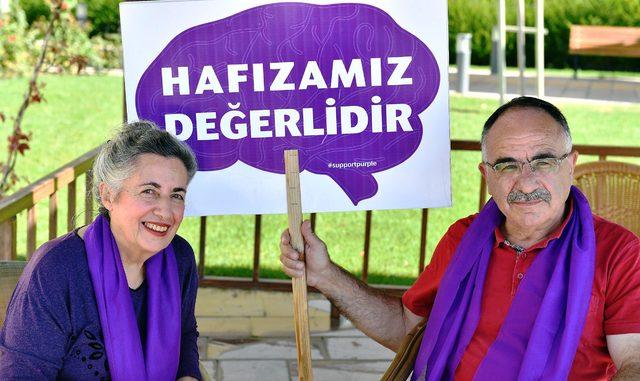 Alzheimer Günü'nde Saat Kulesi mor renkle ışıklandırıldı