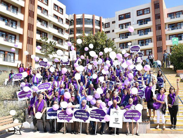 Alzheimer Günü'nde Saat Kulesi mor renkle ışıklandırıldı