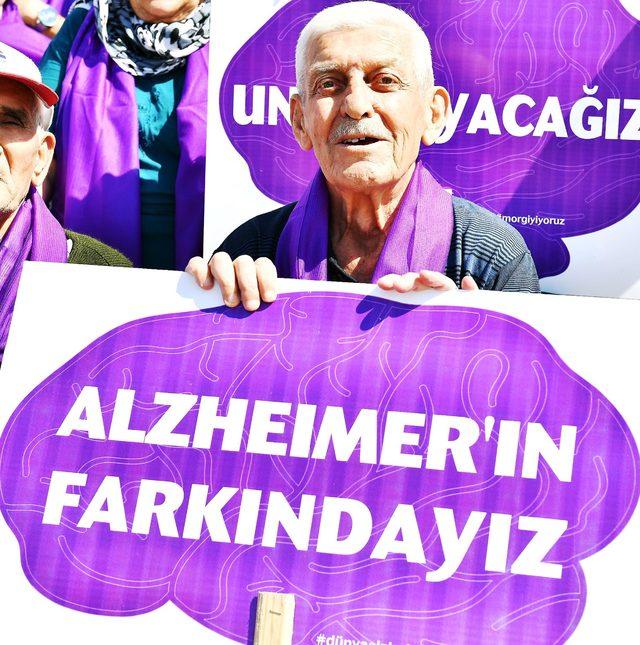 Alzheimer Günü'nde Saat Kulesi mor renkle ışıklandırıldı