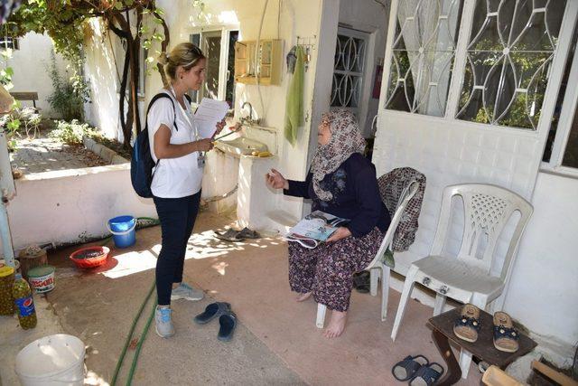 Sosyal doku ekibi vatandaşları dinliyor