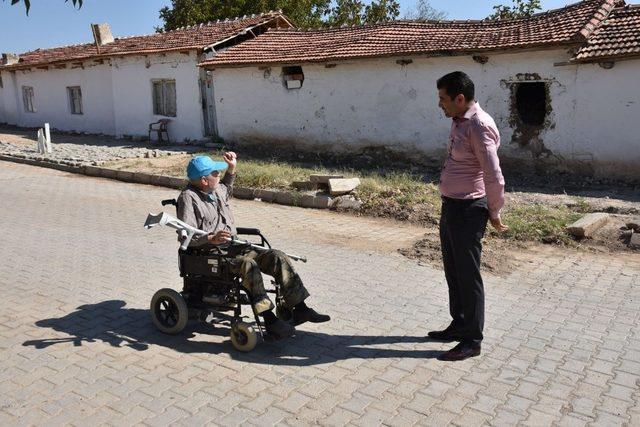 Sosyal doku ekibi vatandaşları dinliyor