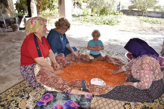 Sosyal doku ekibi vatandaşları dinliyor