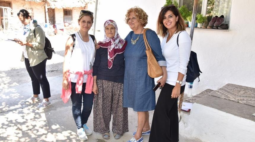 Sosyal doku ekibi vatandaşları dinliyor