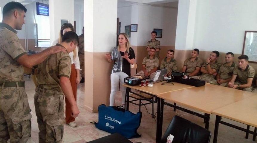 Askerlere ilk yardım eğitimi