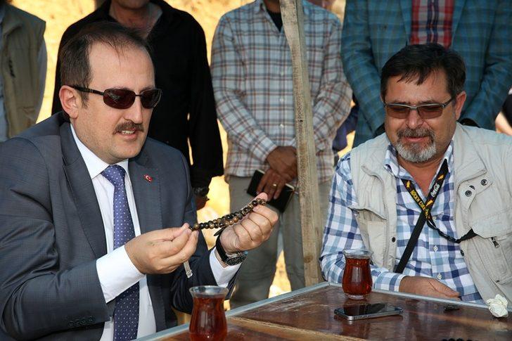 Vali Ali Hamza Pehlivan Kehribar rezervi bulan Heytam Haşlak’ı maden alanında ziyaret etti G2