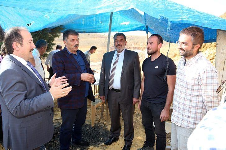 Vali Ali Hamza Pehlivan Kehribar rezervi bulan Heytam Haşlak’ı maden alanında ziyaret etti G3