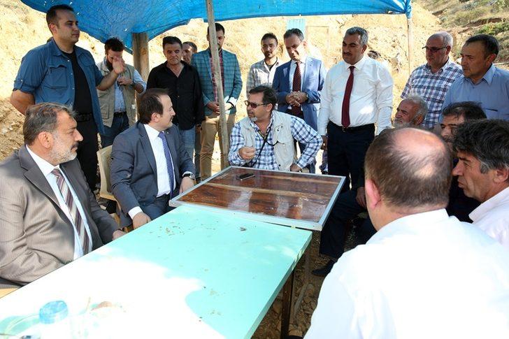 Vali Ali Hamza Pehlivan Kehribar rezervi bulan Heytam Haşlak’ı maden alanında ziyaret etti G4