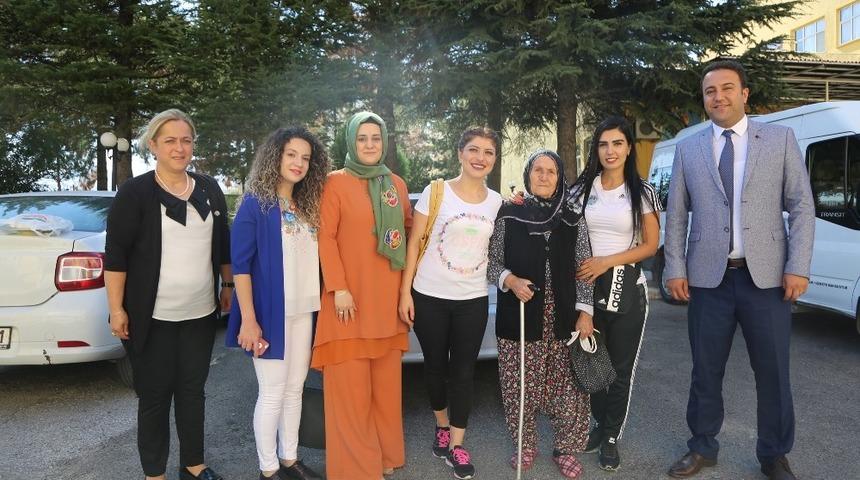 Engelsiz Yaşam Merkezi &ccedil;alışanlarından huzurevine ziyaret