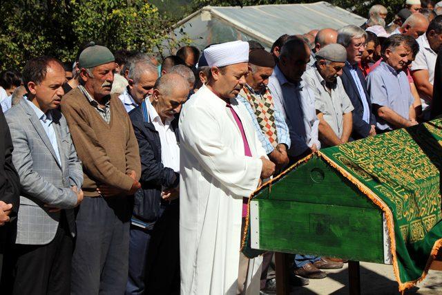 Kazada ölen öğretmen Bolu'da toprağa verildi