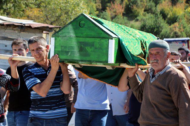 Kazada ölen öğretmen Bolu'da toprağa verildi