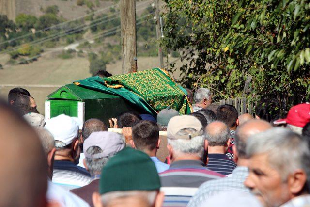 Kazada ölen öğretmen Bolu'da toprağa verildi