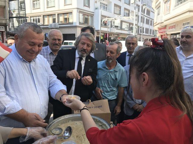 MHP’den aşure ikramı