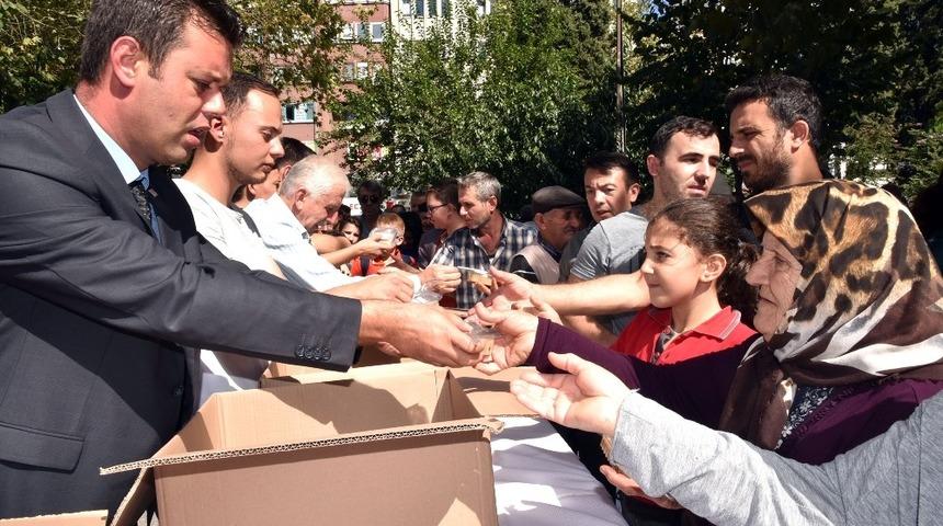 Başkan Sarıkurt, vatandaşlara aşure ikram etti