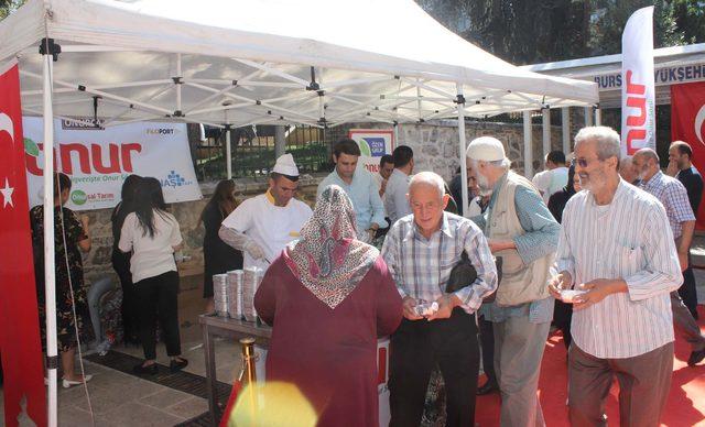 Onur Market, Bursa Ulu Cami önünde aşure dağıttı