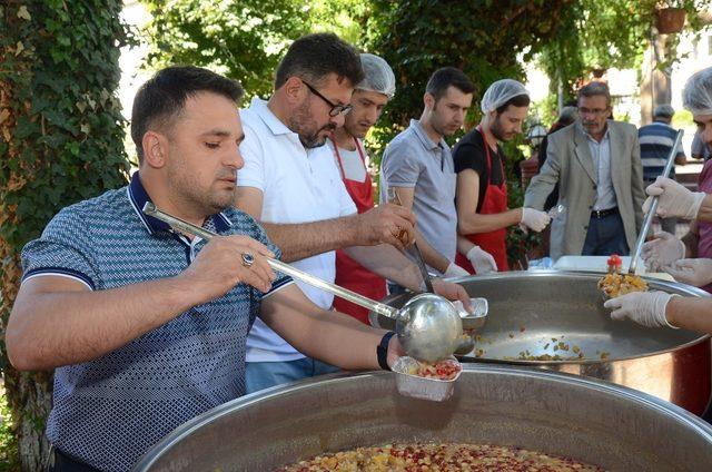 Bozüyük’te Muharrem ayı dolayısıyla 5 bin kişiye aşure ikramı edildi