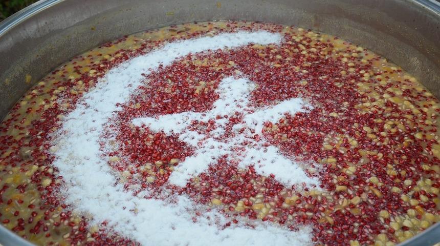 Bozüyük’te Muharrem ayı dolayısıyla 5 bin kişiye aşure ikramı edildi