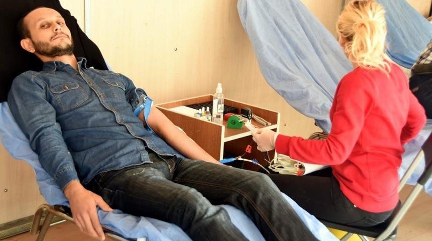 T&uuml;rk Kızılayı Aliağa&rsquo;da g&ouml;n&uuml;ll&uuml; bağış&ccedil;ılarını bekliyor