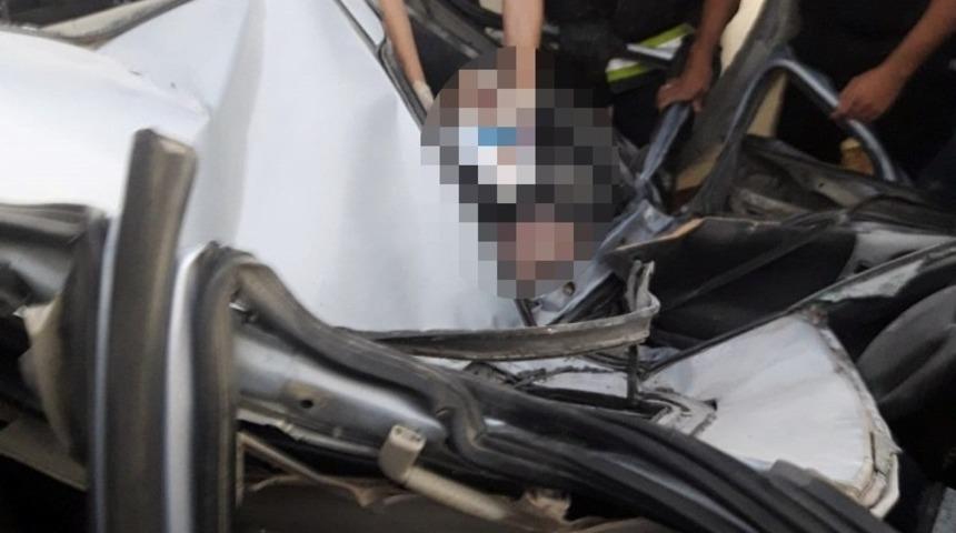 Otomobil direğe &ccedil;arptı: 2 yaralı