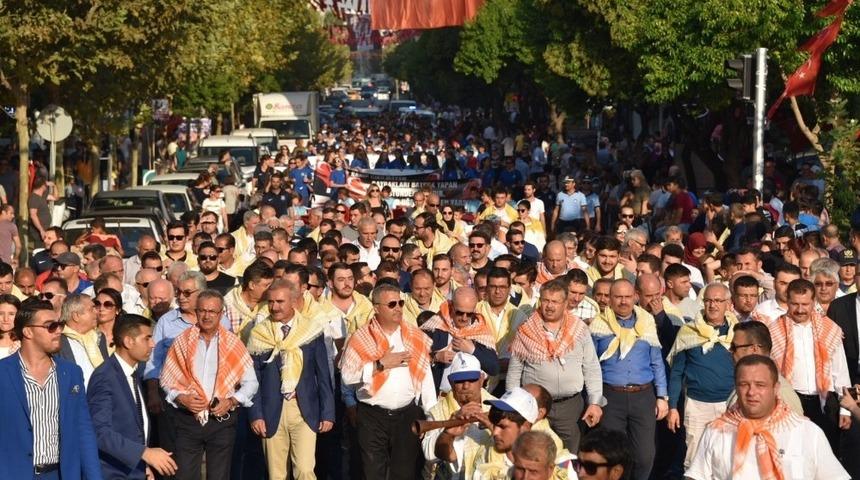 Yuntdağı Yağlı G&uuml;reş Festivali i&ccedil;in kortej y&uuml;r&uuml;y&uuml;ş&uuml;