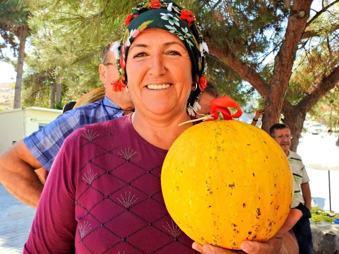 &Ccedil;eşme&rsquo;nin en g&uuml;zel kavunu se&ccedil;ildi