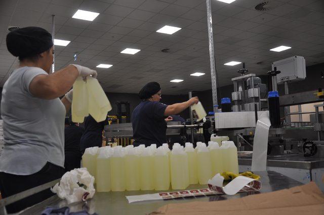 Kolonya &uuml;retim tesisinde kadınlar &ccedil;alışıyor 1