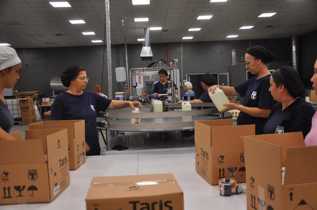 Kolonya &uuml;retim tesisinde kadınlar &ccedil;alışıyor 2