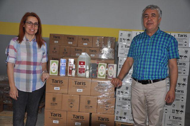 Kolonya &uuml;retim tesisinde kadınlar &ccedil;alışıyor 3