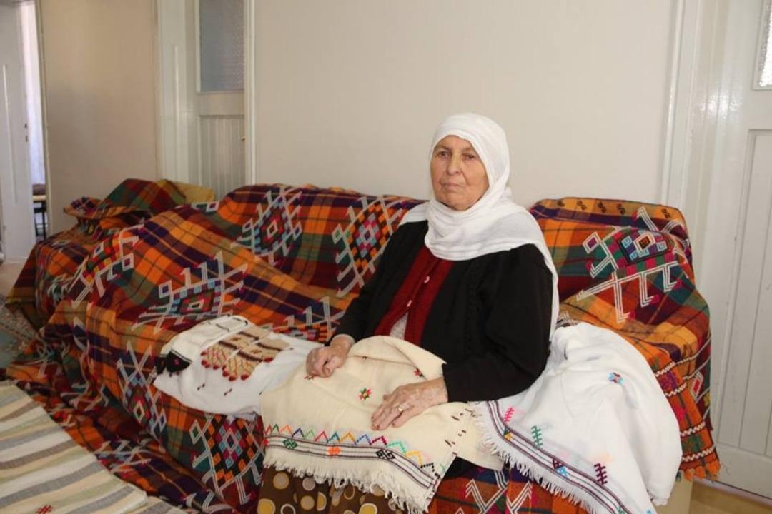 80 Yaşındaki Zennure nine cecim dokuyor