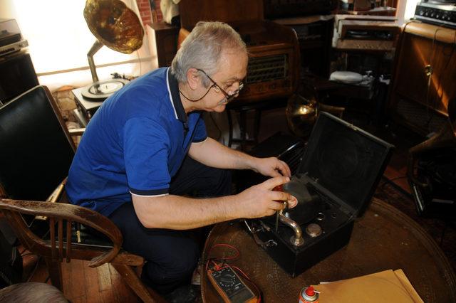  Nostalji doktoru  gramofon ve eski radyoları tamir ediyor 2