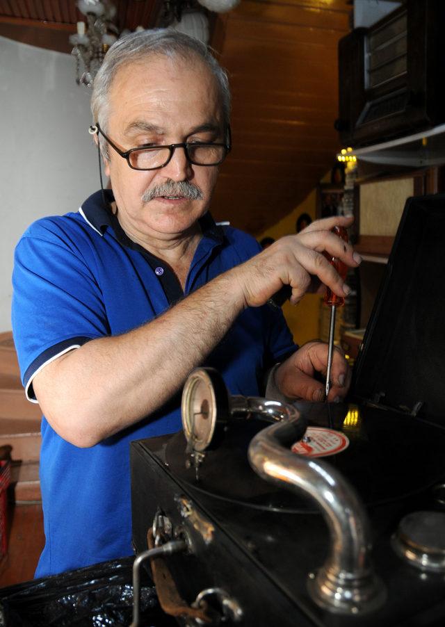 Nostalji doktoru  gramofon ve eski radyoları tamir ediyor 4