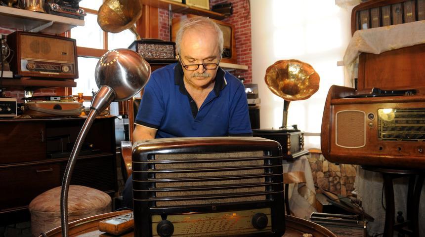 'Nostalji doktoru' gramofon ve eski radyoları tamir ediyor