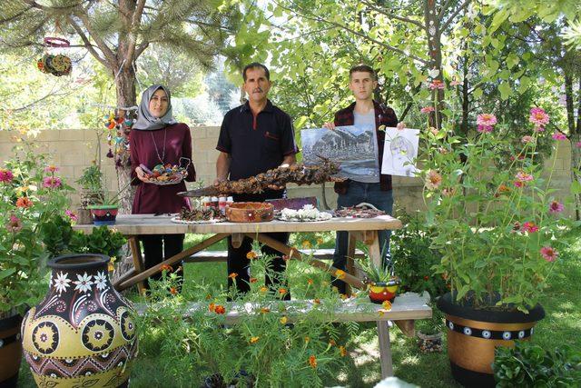 Baba ağaçla, kızı taşla, oğlu ise kara kalemle sanat yapıyor