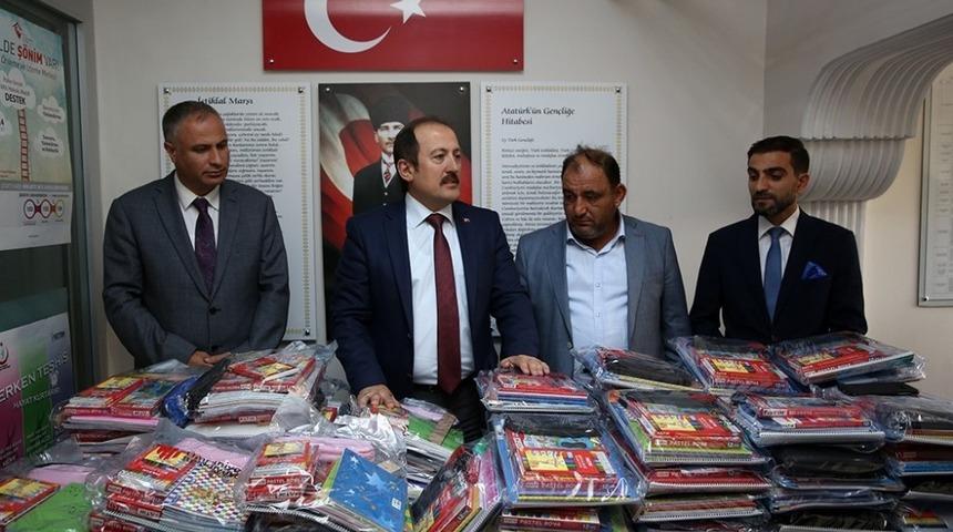 Okul malzemeleri &ouml;ğrencilere ulaştırılmak &uuml;zere okul m&uuml;d&uuml;rlerine teslim edildi