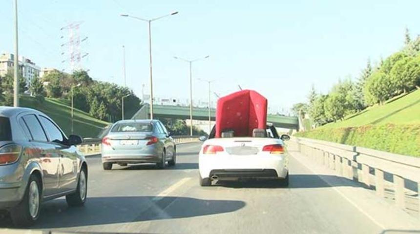 TEM'de şoke eden görüntü: Lüks otomobilde koltuk taşıdı!